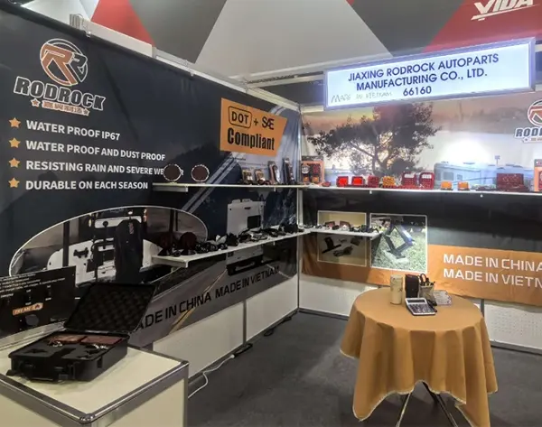 Lampu treler bersinar di pameran bahagian auto